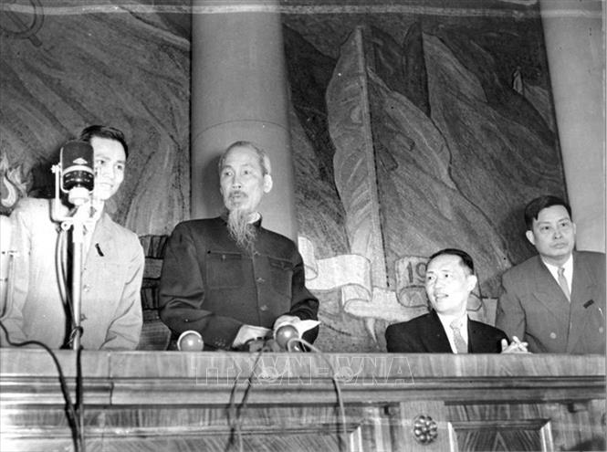 Trong ảnh: Chủ tịch Hồ Chí Minh thăm trường Đại học Tổng hợp quốc gia Lomonosov (MGU), ngày 16/7/1955, trong chuyến thăm hữu nghị chính thức Liên Xô. Ảnh: Tư liệu/TTXVN phát.