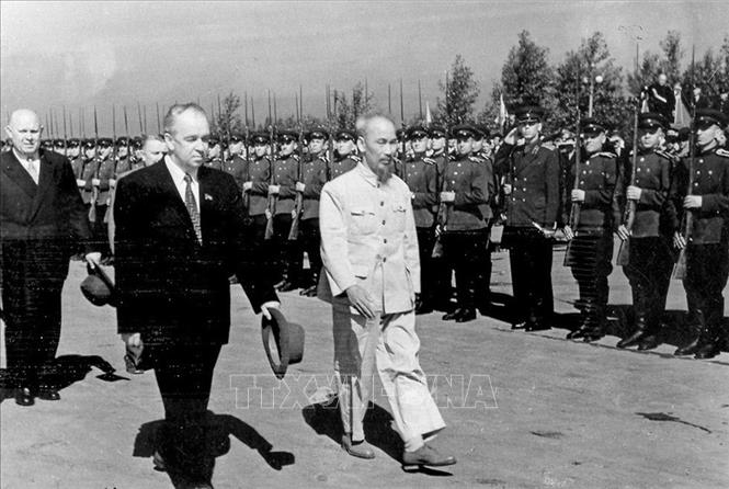 Trong ảnh: Chủ tịch Hồ Chí Minh duyệt đội danh dự Quân đội Liên Xô trong lễ đón đoàn đại biểu Chính phủ Việt Nam thăm chính thức Liên Xô ngày 12/7/1955. Ảnh: Tư liệu/TTXVN phát