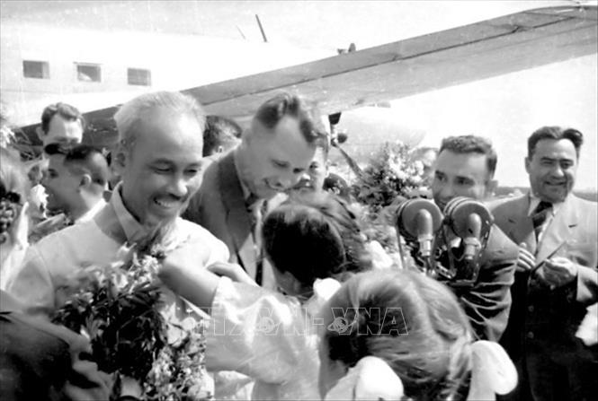 Trong ảnh: Lễ đón Chủ tịch Hồ Chí Minh ở sân bay Novosibirsk, ngày 10/7/1955, mở đầu chuyến thăm hữu nghị chính thức Liên Xô. Ảnh: Tư liệu/TTXVN phát