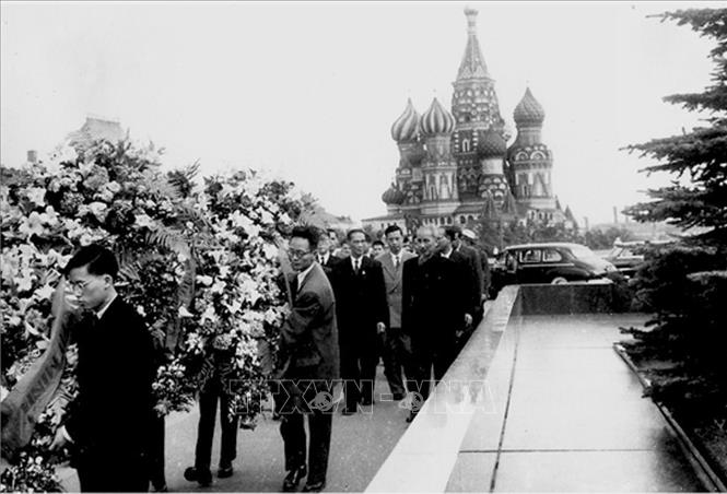 Trong ảnh: Chủ tịch Hồ Chí Minh vào Lăng viếng V.I. Lenin, ngày 2/11/1957, trong chuyến thăm Liên Xô. Ảnh: Tư liệu/TTXVN phát