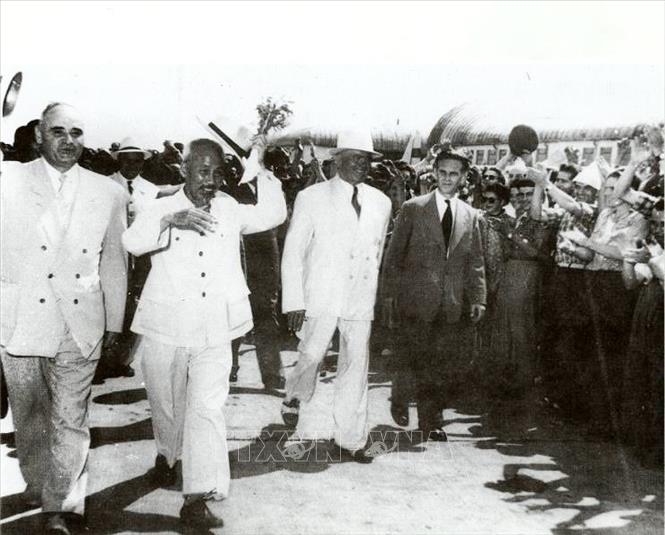 Trong ảnh: Lễ đón Chủ tịch Hồ Chí Minh thăm Liên Xô, tại sân bay Moskva, tháng 8/1957. Ảnh: Tư liệu/TTXVN phát