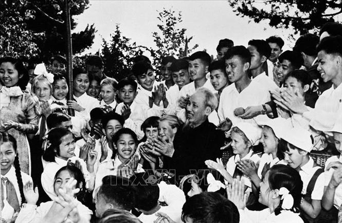 Trong ảnh: Trong dịp sang thăm Liên Xô, ngày 16/7/1957, Chủ tịch Hồ Chí Minh tới thăm thiếu nhi Việt Nam và Liên Xô tại trại hè quốc tế ở Tukovo, cách thủ đô Moskva 90 km về phía Đông. Ảnh: Tư liệu TTXVN