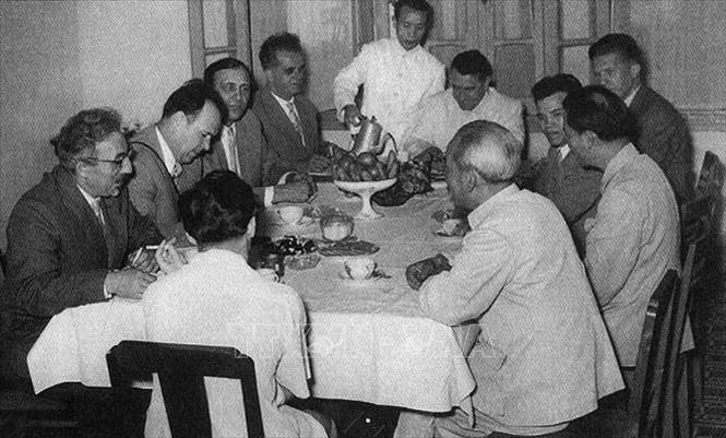 Trong ảnh: Chủ tịch Hồ Chí Minh tiếp đoàn đại biểu văn hóa Liên Xô tại Phủ Chủ tịch, tháng 4/1958. Ảnh: Tư liệu/TTXVN phát