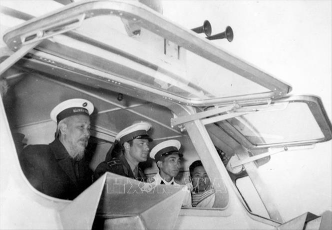 Trong ảnh: Chủ tịch Hồ Chí Minh và Anh hùng vũ trụ Liên Xô German Titov tham quan vịnh Hạ Long, tháng 1/1962. Ảnh: Tư liệu/TTXVN 
