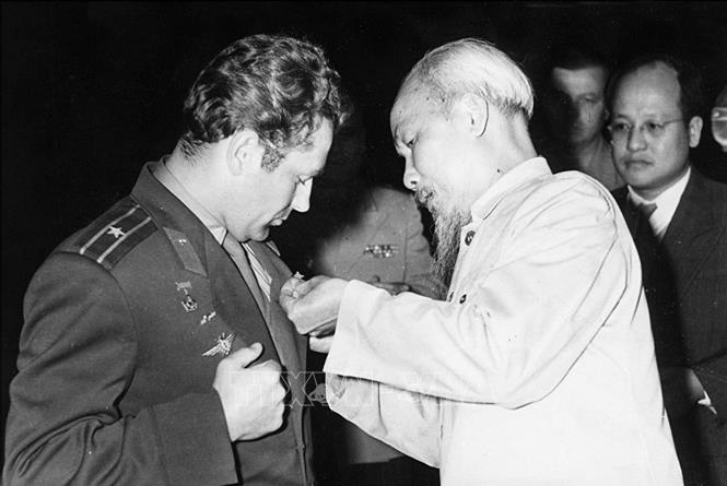 Trong ảnh: Chủ tịch Hồ Chí Minh trao tặng Huân chương Anh hùng Lao động Việt Nam cho nhà du hành vũ trụ, Anh hùng Liên Xô German Titov, tại Hà Nội, ngày 21/1/1962. Ảnh: Tư liệu/TTXVN phát