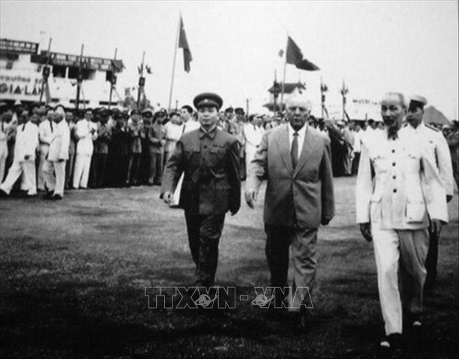 Trong ảnh: Chủ tịch Hồ Chí Minh và Đại tướng, Tổng tư lệnh Võ Nguyên Giáp tiếp Chủ tịch Đoàn Chủ tịch Xô viết Tối cao Liên Xô Kliment Voroshilov thăm Việt Nam, ngày 20/5/1957. Ảnh: Tư liệu/TTXVN phát