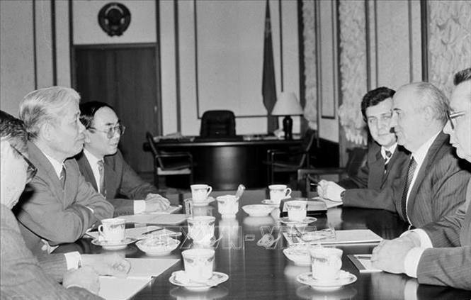Trong ảnh: Tổng Bí thư Ban Chấp hành Trung ương Đảng Cộng sản Liên Xô, Tổng thống Liên Xô Mikhail Gorbachyov tiếp Chủ tịch Hội đồng Bộ trưởng Đỗ Mười trong chuyến thăm Liên Xô, ngày 7/5/1991, tại điện Kremlin ở thủ đô Moskva. Ảnh: Minh Đạo-TTXVN