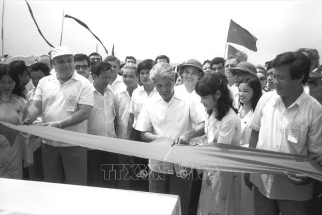 Trong ảnh: Ngày 9/5/1985, Phó Chủ tịch Hội đồng Bộ trưởng Đỗ Mười và Đại sứ Liên Xô tại Việt Nam Boris Chaplin cắt băng khánh thành cầu Thăng Long - công trình do Liên Xô giúp Việt Nam xây dựng. Ảnh: Tư liệu/TTXVN phát
