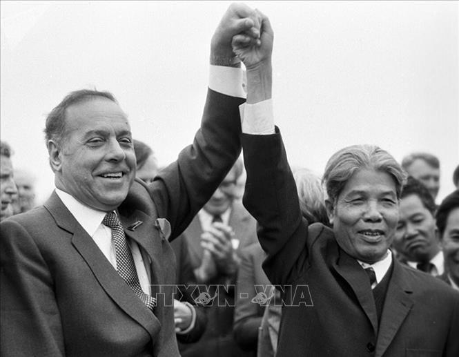 Trong ảnh: Ngày 31/10/1983, Phó Chủ tịch Hội đồng Bộ trưởng Đỗ Mười và Ủy viên Bộ chính trị Trung ương ĐCS Liên Xô, Geidar Aliev, trong cuộc mít tinh mừng sự kiện đưa tổ máy số 1 nhà máy nhiệt điện Phả Lại vào hoạt động. Ảnh: Tư liệu/TTXVN phát