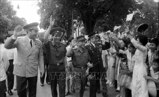 Trong ảnh: Nhân dân Thủ đô Hà Nội chào đón hai nhà du hành vũ trụ Phạm Tuân của Việt Nam và Vichtor Gorbatko của Liên Xô trong đội bay vũ trụ quốc tế Xô-Việt trên tàu Liên hợp 37, chiều 6/9/1980. Ảnh: Kim Hùng - TTXVN