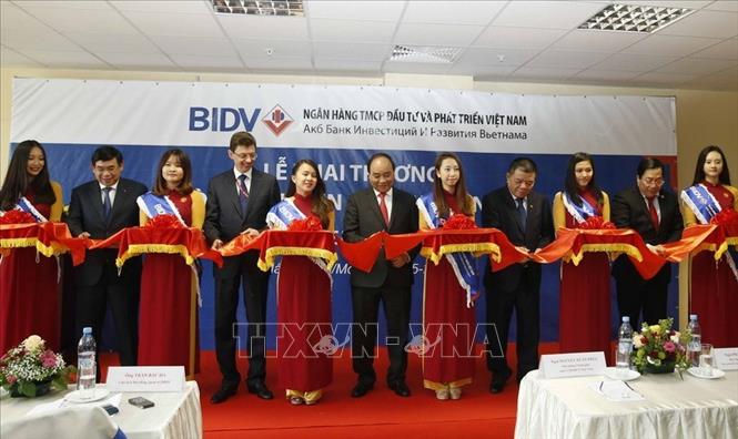 Trong ảnh: Thủ tướng Nguyễn Xuân Phúc và các đại biểu khai trương Văn phòng Đại diện Ngân hàng Thương mại cổ phần Đầu tư và Phát triển Việt Nam (BIDV) tại Liên bang Nga, chiều 18/5/2016, tại Moskva. Ảnh: Thống Nhất – TTXVN                                                              