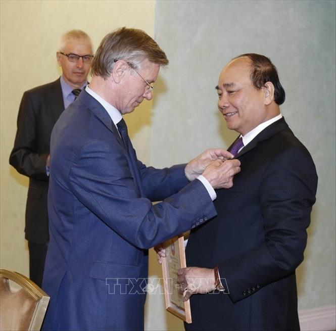 Trong ảnh: Chủ tịch hội Hữu nghị Việt - Nga Vladimir Buianov trao tặng kỷ niệm chương cho Thủ tướng Nguyễn Xuân Phúc, chiều 16/5/2016,  tại Moskva. Ảnh: Thống Nhất - TTXVN