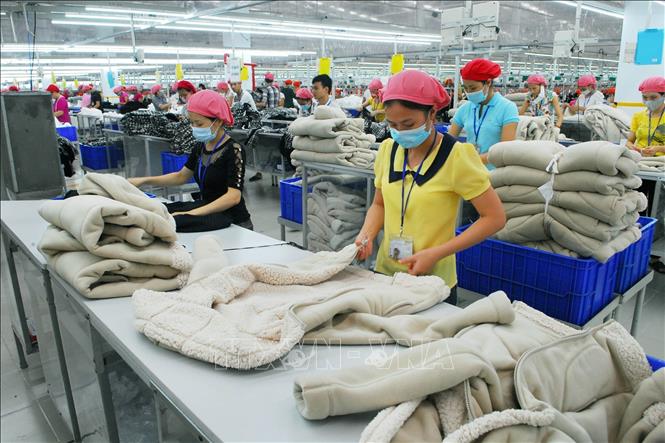 Các mặt hàng Việt Nam xuất khẩu chủ yếu sang Nga bao gồm: điện thoại, máy vi tính, sản phẩm điện tử, hàng dệt may, giày dép, thủy sản. Trong ảnh: Hàng dệt may là một trong 2 mặt hàng xuất khẩu của Việt Nam (cùng với thủy sản) rất được người Nga ưa chuộng. Ảnh: Danh Lam – TTXVN