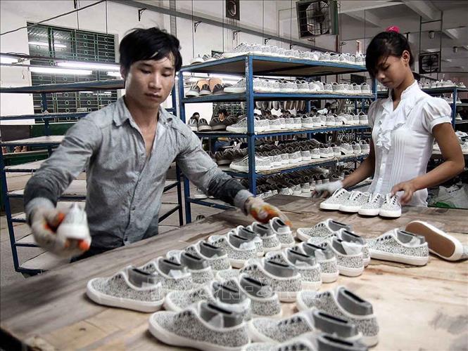 Các mặt hàng Việt Nam xuất khẩu chủ yếu sang Nga bao gồm: điện thoại, máy vi tính, sản phẩm điện tử, hàng dệt may, giày dép, thủy sản. Trong ảnh: Sản xuất giầy xuất khẩu. Ảnh: Hoàng Hùng - TTXVN