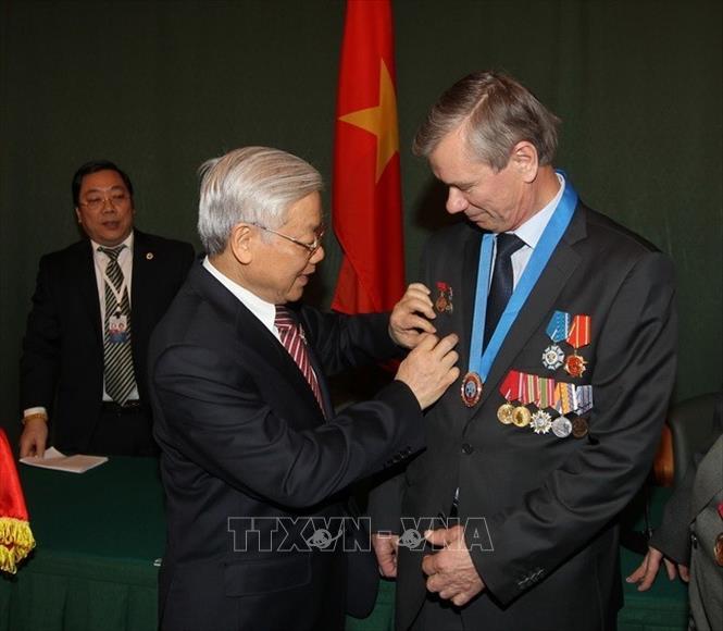 Trong ảnh: Tổng Bí thư Nguyễn Phú Trọng tặng Huy hiệu Bác Hồ cho đại diện các cựu chiến binh Nga chiến đấu tại Việt Nam, nhân chuyến thăm chính thức Liên bang Nga, ngày 24/11/2014, tại Moskva. Ảnh: Trí Dũng - TTXVN