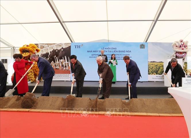 Nga là thị trường đầu tư ra nước ngoài lớn thứ 2 của Việt Nam với gần 3 tỷ USD, thông qua các dự án tiêu biểu của PetroVietnam, tập đoàn TH True milk, Trung tâm Thương mại Hà Nội - Moskva. Trong ảnh: Tổng Bí thư Nguyễn Phú Trọng dự Lễ khởi công dự án xây dựng Nhà máy chế biến sữa của Tập đoàn TH True Milk tại tỉnh Kaluga, ngày 7/9/2018. Dự án của TH là sự khởi đầu cho một xu hướng mới về hợp tác đầu tư giữa Việt Nam và Liên bang Nga. Ảnh: Trí Dũng - TTXVN