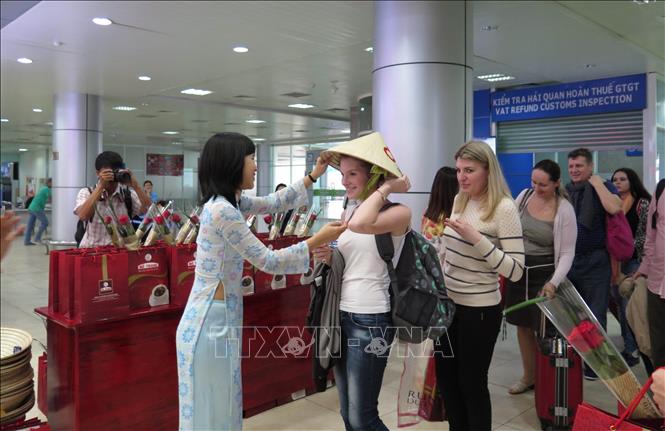 Lượng du khách Nga vào Việt Nam ngày càng tang. Nga trở thành nước đứng đầu châu Âu và xếp thứ 6 về số lượng khách thăm Việt Nam nhiều nhất, sau Trung Quốc, Hàn Quốc, Nhật Bản, Hoa Kỳ và Đài Loan (Trung Quốc). Trong ảnh: Du khách Nga đến tham quan, nghỉ dưỡng tại thành phố Nha Trang (Khánh Hòa) ngày 1/2/2015. Ảnh: Tiên Minh - TTXVN