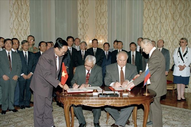 Sau khi Liên Xô tan rã (tháng 12/1991), quan hệ hợp tác nhiều mặt, cùng có lợi giữa Việt Nam và Liên bang Nga tiếp tục được coi trọng và phát triển. Quan hệ hai nước dần phục hồi và ngày càng phát triển mạnh mẽ, toàn diện. Việc ký Hiệp ước về những nguyên tắc cơ bản của quan hệ hữu nghị giữa CHXHCN Việt Nam và Liên bang Nga ngày 16/6/1994, nhân chuyến thăm Nga của Thủ tướng Võ Văn Kiệt, đã mở ra một giai đoạn phát triển mới trong quan hệ hai nước. Trong ảnh: Thủ tướng Võ Văn Kiệt và Thủ tướng Nga Viktor Chernomyrdin ký Hiệp ước về những nguyên tắc cơ bản của quan hệ hữu nghị giữa CHXHCN Việt Nam và Liên bang Nga (Moskva, 16/6/1994). Ảnh: Minh Đạo - TTXVN
