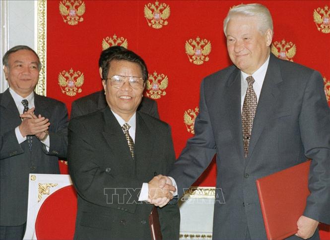 Trong ảnh: Chuyến thăm của Chủ tịch nước Trần Đức Lương tới Liên bang Nga tháng 8/1998 đã tạo bước đột phá mới trong quan hệ hợp tác nhiều mặt giữa hai nước. Lần đầu tiên, Tổng thống Nga Boris Yeltsin khẳng định Nga coi Việt Nam là đối tác chiến lược ở Đông Nam Á. Ảnh: Tư liệuTTXVN phát 