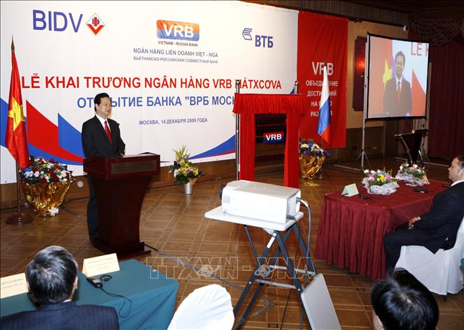 Liên bang Nga hiện có 123 dự án đầu tư trực tiếp tại Việt Nam (trừ dầu khí) với tổng mức đầu tư trên 1 tỷ USD. Việt Nam có hơn 20 dự án đầu tư sang Nga với tổng số vốn khoảng 3 tỷ USD. Trong ảnh: Ngày 14/12/2009, Thủ tướng Nguyễn Tấn Dũng tham dự và phát biểu tại Lễ khai trương Ngân hàng liên doanh Việt – Nga (VRB) Moskva tại LB Nga. Ảnh: Đức Tám - TTXVN