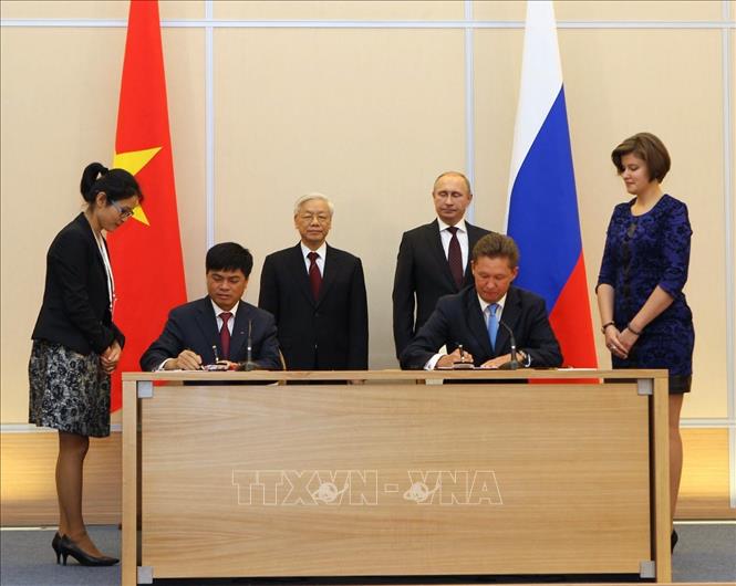 Trong ảnh: Tổng Bí thư Nguyễn Phú Trọng và Tổng thống Nga Vladimir Putin chứng kiến lễ ký các văn bản hợp tác giữa hai nước, ngày 25/11/2014, tại Sochi. Ảnh: Trí Dũng - TTXVN
