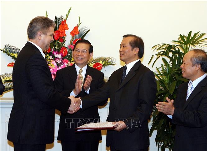 Đầu tư của Nga vào Việt Nam hiện chủ yếu trong lĩnh vực truyền thống dầu khí. Ngoài Vietsovpetro, còn có các liên doanh Rusvietpetro, Vietgazprom, Gazpromviet... Trong ảnh: Ngày 3/3/2009, tại Phủ Chủ tịch, trước sự chứng kiến của Chủ tịch nước Nguyễn Minh Triết, Tổng Giám đốc Tập đoàn dầu khí Zarubezhneft của Nga Sergey Kudryashov trao Giấy chứng nhận chuyển nhượng 49% vốn pháp định của Công ty liên doanh 