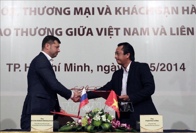 Trong ảnh: Ký kết thỏa thuận nguyên tắc hợp tác đầu tư liên hợp Khu công nghiệp nhẹ Moskva – TP Hồ Chí Minh giữa Tập đoàn Dệt May Việt Nam và doanh nghiệp Nga, ngày 20/5/2014. Ảnh: Thanh Vũ – TTXVN