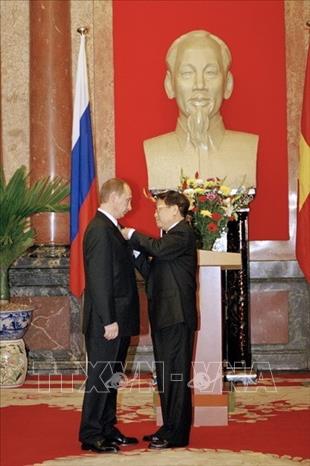 Trong ảnh: Ngày 1/3/2001, tại Hà Nội, Chủ tịch nước Trần Đức Lương trao tặng Huân chương Hồ Chí Minh cho Tổng thống Nga Vladimir Putin. Ảnh: Trọng Nghiệp – TTXVN