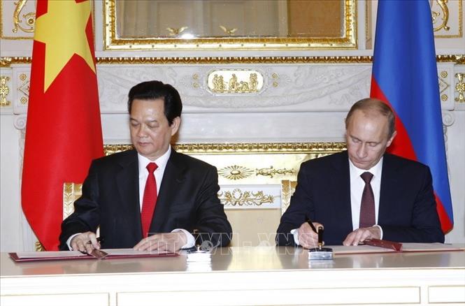 Trong ảnh: Thủ tướng Nguyễn Tấn Dũng và Thủ tướng Nga Vladimir Putin ký Bản ghi nhớ về kết quả hội đàm, ngày 15/12/2009, tại thủ đô Moskva. Ảnh: Đức Tám - TTXVN