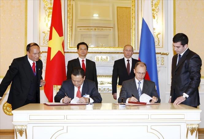 Trong ảnh: Lễ ký hợp đồng thành lập Công ty liên doanh GazpromViet giữa PetroVietnam và Gazprom tại Moskva, ngày 15/12/2009, dưới sự chứng kiến của Thủ tướng Nguyễn Tấn Dũng  và Thủ tướng Nga Vladimir Putin. Ảnh: Đức Tám – TTXVN

