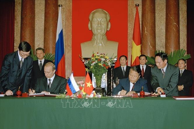 Khuôn khổ quan hệ Việt - Nga trong thế kỷ XXI đã được chính thức hóa bằng việc ký Tuyên bố chung về quan hệ đối tác chiến lược nhân dịp Tổng thống Nga Vladimir Putin thăm Việt Nam (28/2 - 2/3/2001).Trong ảnh: Ngày 1/3/2001, tại Hà Nội, Chủ tịch nước Trần Đức Lương và Tổng thống Nga Vladimir Putin ký Tuyên bố chung về Quan hệ Đối tác chiến lược giữa CHXHCN Việt Nam và Liên bang Nga. Ảnh: Nguyễn Khang – TTXVN