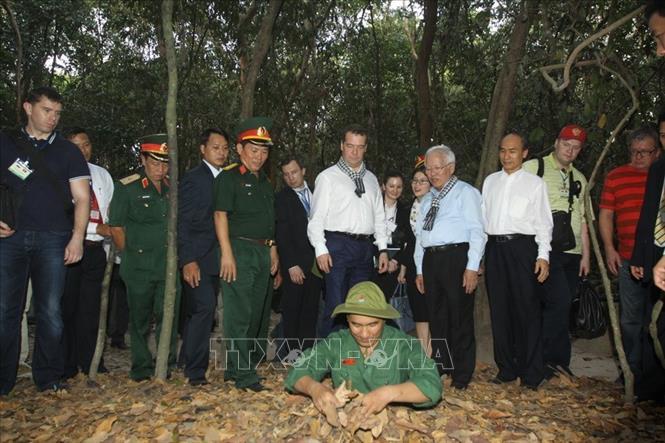 Trong ảnh: Thủ tướng Nga Dmitry Medvedev thăm Khu di tích địa đạo Củ Chi – TP. Hồ Chí Minh, chiều 7/4/2015, trong chuyến thăm chính thức Việt Nam. Ảnh: Thanh Vũ – TTXVN