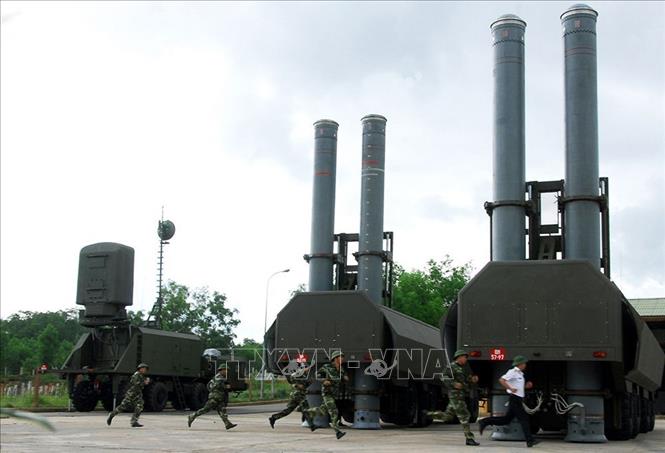 Quan hệ hợp tác quân sự-quốc phòng Nga - Việt không ngừng phát triển. Nga vẫn là đối tác truyền thống và đáng tin cậy của Việt Nam trong lĩnh vực hợp tác kỹ thuật, quân sự, quốc phòng và là nhà cung cấp chính khí tài và thiết bị quân sự cho Quân đội nhân dân Việt Nam. Trong ảnh: Hệ thống tên lửa chống hạm phòng thủ bờ biển K-300P Bastion-P hiện đại bậc nhất của Nga được trang bị cho quân đội Việt Nam, tạo nên 