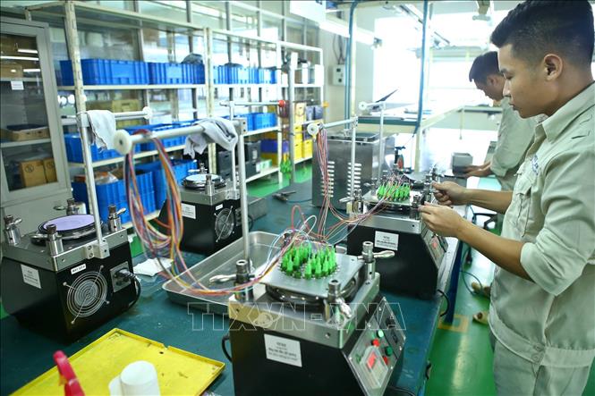 Trong ảnh: Xưởng sản xuất, lắp ráp các thiết bị đầu cuối của nhà máy. Ảnh: Minh Quyết – TTXVN