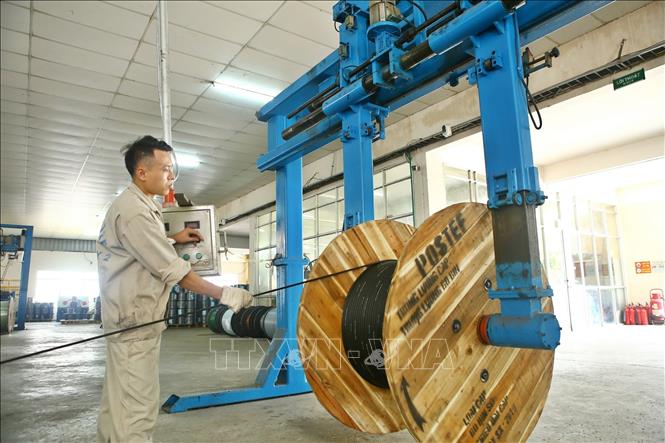 Trong ảnh: Xưởng sản xuất dây cáp của nhà máy. Ảnh: Minh Quyết – TTXVN