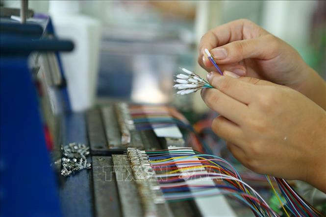 Trong ảnh: Xưởng sản xuất, lắp ráp các thiết bị đầu cuối của nhà máy. Ảnh: Minh Quyết – TTXVN