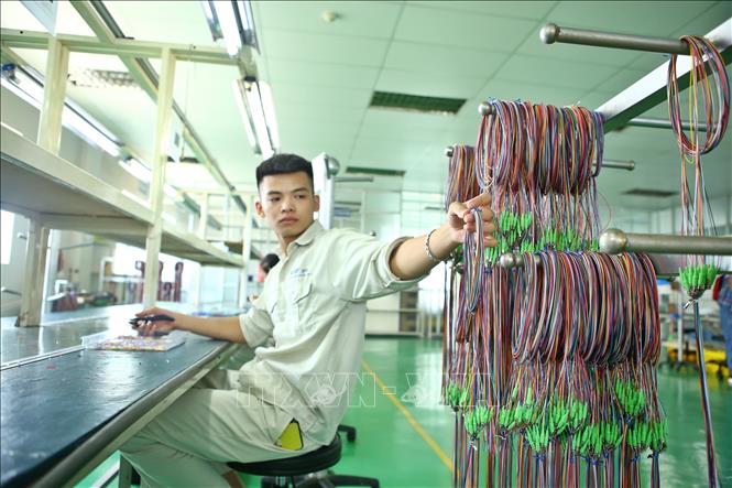 Trong ảnh: Xưởng sản xuất, lắp ráp các thiết bị đầu cuối của nhà máy. Ảnh: Minh Quyết – TTXVN