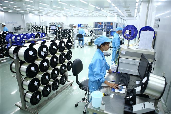 Trong ảnh: Dây chuyền sản xuất sợi quang được VNPT nghiên cứu và sản xuất thành công. Ảnh: Minh Quyết - TTXVN