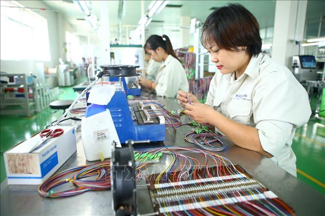 Trong ảnh: Xưởng sản xuất, lắp ráp các thiết bị đầu cuối của nhà máy. Ảnh: Minh Quyết – TTXVN