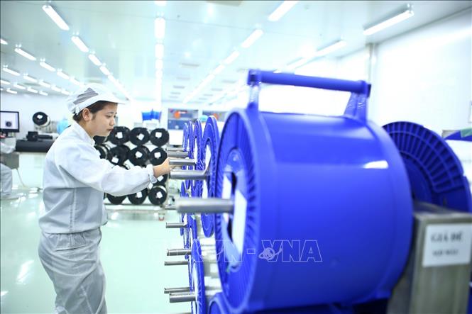 Trong ảnh: Các quy trình sản xuất sợi quang đều được kiểm tra chặt chẽ. Ảnh: Minh Quyết – TTXVN