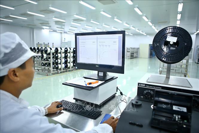 Trong ảnh: Các quy trình sản xuất sợi quang đều được kiểm tra chặt chẽ. Ảnh: Minh Quyết – TTXVN