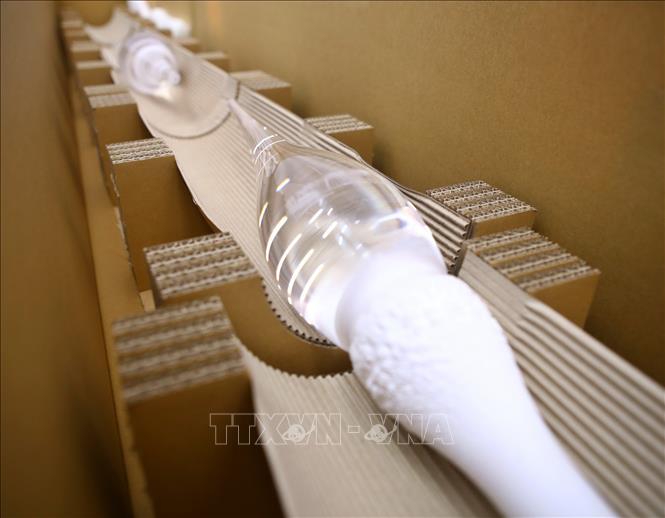 Trong ảnh: Sản phẩm sợi quang được sản xuất theo dây chuyền hiện đại do NEXTROM (Phần Lan) cung cấp. Ảnh: Minh Quyết - TTXVN