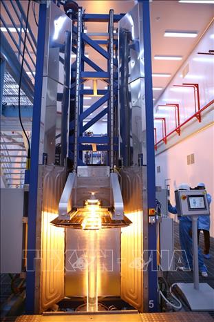 Trong ảnh: Dây chuyền sản xuất chính (tháp kéo sợi) do NEXTROM (Phần Lan) cung cấp. Đây là tháp kéo sợi quang cao nhất tính đến thời điểm này, với tốc độ 3.000m sợi/1 phút. Ảnh: Minh Quyết – TTXVN