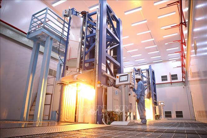 Trong ảnh: Dây chuyền sản xuất chính (tháp kéo sợi) do NEXTROM (Phần Lan) cung cấp. Đây là tháp kéo sợi quang cao nhất tính đến thời điểm này, với tốc độ 3.000m sợi/1 phút. Ảnh: Minh Quyết – TTXVN