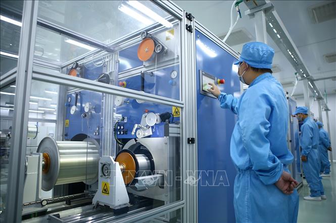 Trong ảnh: Dây chuyền sản xuất sợi quang được VNPT nghiên cứu và sản xuất thành công. Ảnh: Minh Quyết – TTXVN