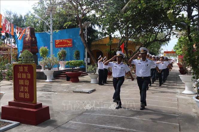 Photo: The honoured guards in Sinh Ton island march past after the flag salute ceremony. VNA Photo: Nguyễn Văn Nhật