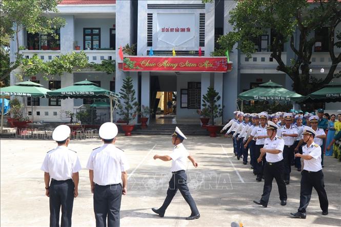 Photo: The honoured guards in Sinh Ton island march past after the flag salute ceremony. VNA Photo: Nguyễn Văn Nhật