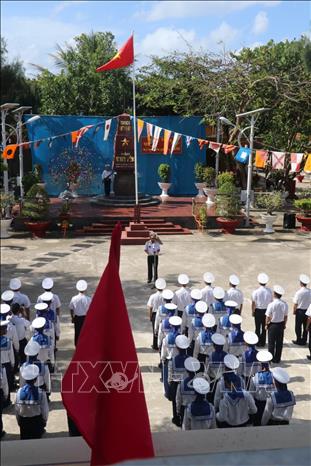 Photo: Soldiers on Sinh Ton island during the flag salute ceremony. VNA Photo: Nguyễn Văn Nhật