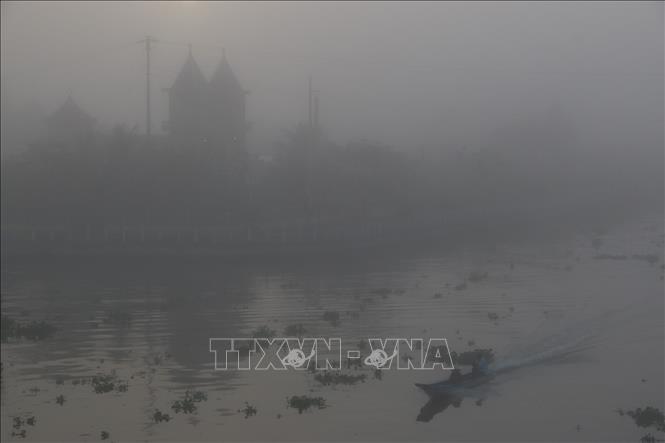 Trong ảnh: Sương mù dày đặc tại nội ô thị trấn Ngan Dừa, huyện Hồng Dân, tỉnh Bạc Liêu. Ảnh: Duy Khương - TTXVN