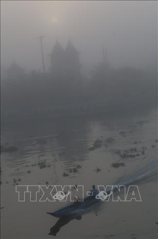 Trong ảnh: Sương mù dày đặc tại nội ô thị trấn Ngan Dừa, huyện Hồng Dân, tỉnh Bạc Liêu. Ảnh: Duy Khương - TTXVN